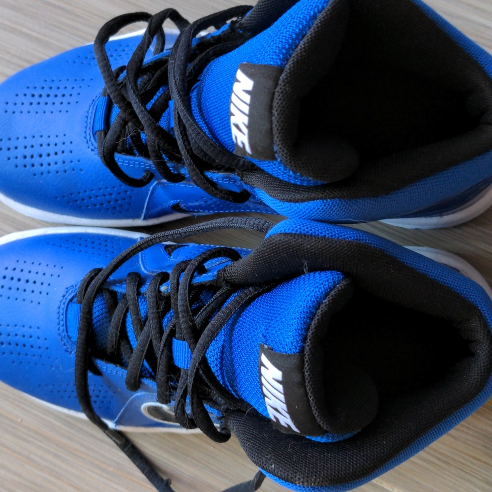 Nike boys sz. 4.5 basketball shoes royal blue